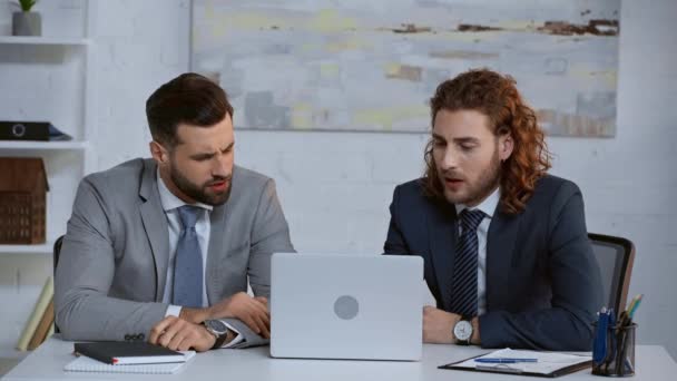 Elégedetlen Üzletemberek Öltönyös Közelében Laptop — Stock videók