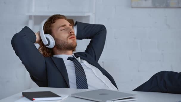 Biznesmen Zamkniętymi Oczami Słuchający Muzyki Słuchawkach — Wideo stockowe