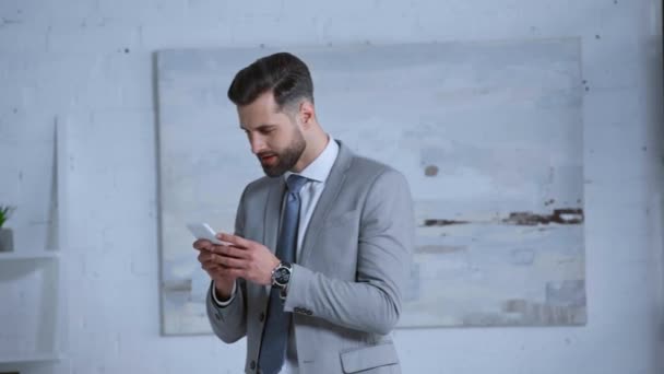 Hombre Negocios Barbudo Usando Smartphone Celebrando Triunfo — Vídeos de Stock