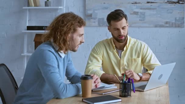 Hommes Affaires Heureux Serrant Main Près Ordinateur Portable — Video