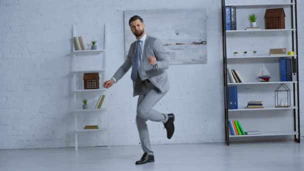スーツに身を包んだ実業家がオフィスで踊る — ストック動画