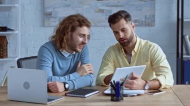 Ofiste aletlerle çalışan yakışıklı iş adamları. 