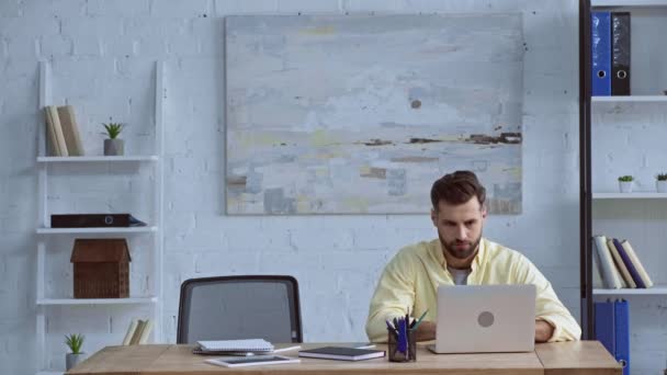 Hombres Negocios Felices Dando Cinco Altos Mientras Saludan Oficina — Vídeo de stock