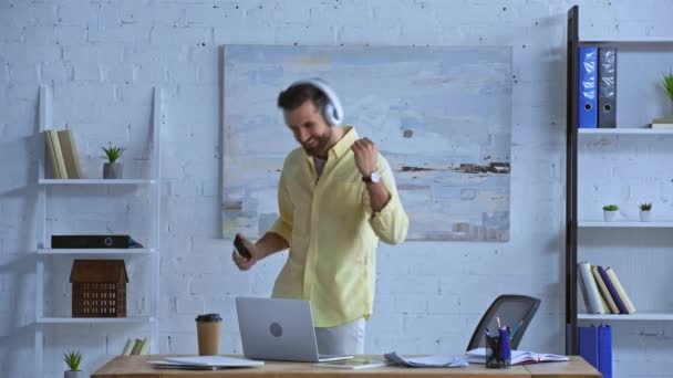 Homem Feliz Dançando Ouvindo Música Fones Ouvido — Vídeo de Stock