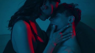 Dantelli iç çamaşırlı seksi kız mavi kaslı adama dokunuyor.