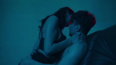 İç çamaşırlı seksi kız mavi kaslı adama dokunuyor.