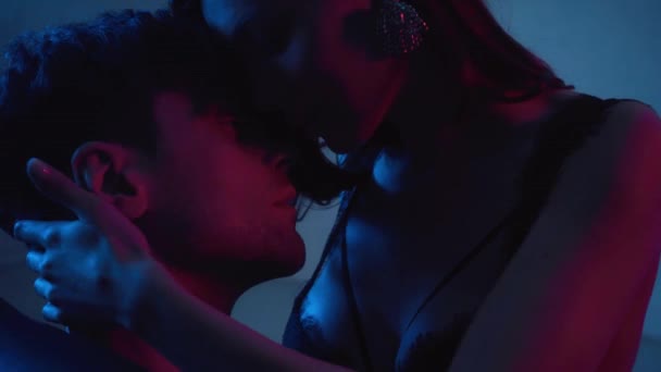 Sexy Mulher Abraçando Bonito Namorado Azul — Vídeo de Stock