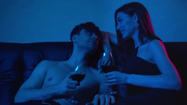 ワインのグラスを持っている白人男性と青の彼女を見て — ストック動画