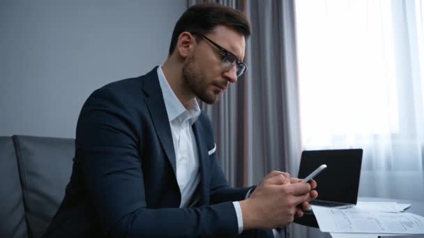 Όμορφος Επιχειρηματίας Κουβεντιάζοντας Smartphone Στο Ξενοδοχείο — Αρχείο Βίντεο