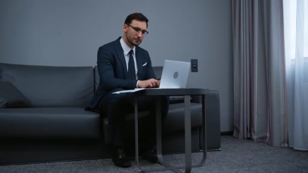 ホテルのノートパソコンに入力するハンサムなビジネスマン — ストック動画