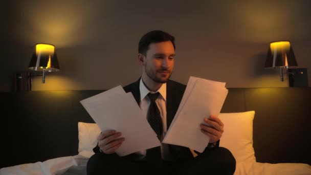 Ευτυχής Επιχειρηματίας Ρίχνουν Έγγραφα Αέρα Στο Δωμάτιο Του Ξενοδοχείου — Αρχείο Βίντεο