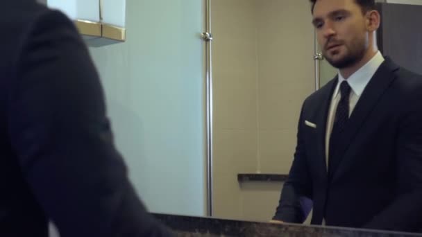 Šťastný Podnikatel Při Pohledu Zrcadlo Koupelně — Stock video