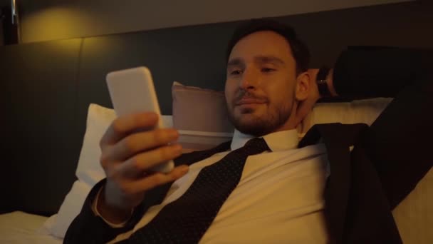 Επιλεκτική Εστίαση Του Επιχειρηματία Χρησιμοποιώντας Smartphone Στο Ξενοδοχείο — Αρχείο Βίντεο