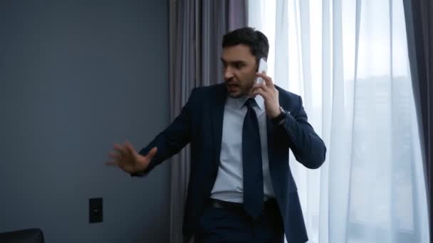 Tatminsiz Adamı Otelde Akıllı Telefondan Konuşuyor — Stok video