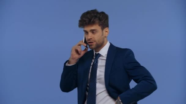 Uomo Affari Sorridente Mentre Parla Smartphone Isolato Blu — Video Stock