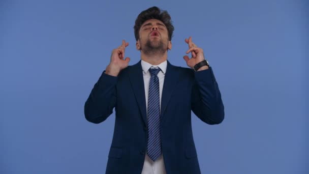 Бизнесмен Скрещенными Пальцами Показывает Жест Изолирован Синий — стоковое видео