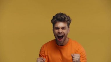 Neşeli adam evet diyor, sarıda soyutlanmış.