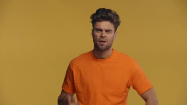 Şüpheli adam sarı kameraya işaret ediyor.