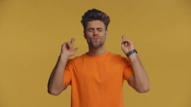 Parmakları çapraz olan adam evet diyor sarıda izole edilmiş.