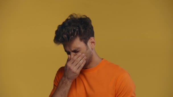 Bonito Homem Enojado Cheiro Isolado Amarelo — Vídeo de Stock