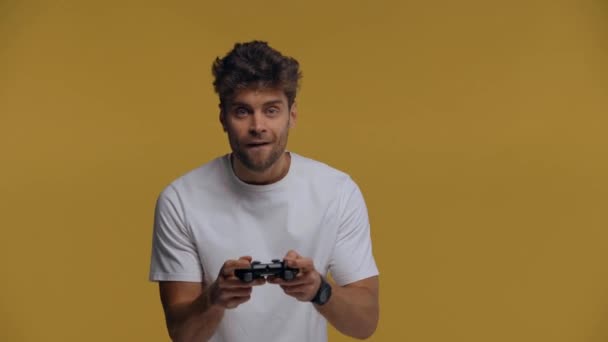 Quiiv Ucrânia Fevereiro 2020 Homem Alegre Jogando Videogame Isolado Amarelo — Vídeo de Stock