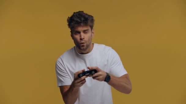 Quiiv Ucrânia Fevereiro 2020 Homem Irritado Jogando Joystick Isolado Amarelo — Vídeo de Stock