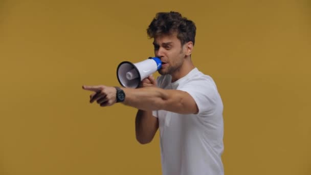 Sinirli Bir Adam Hoparlörde Kavga Ediyor Orta Parmağını Sarı Renkte — Stok video