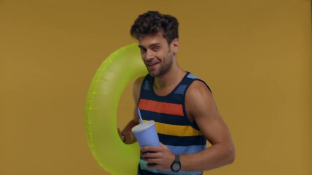 Glimlachende Man Met Zwemring Papieren Beker Geïsoleerd Geel — Stockvideo