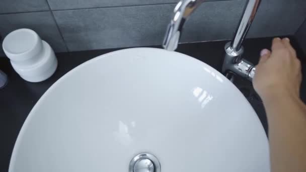 Bijgesneden Uitzicht Van Jonge Vrouw Wassen Handen Gootsteen — Stockvideo