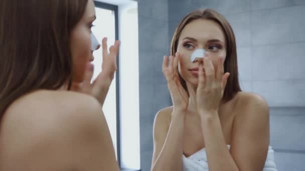 浴室で黒い頭の除去を使用して美しい若い女性 — ストック動画