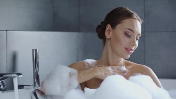 Bela Jovem Mulher Lavando Banheira Com Espuma — Vídeo de Stock