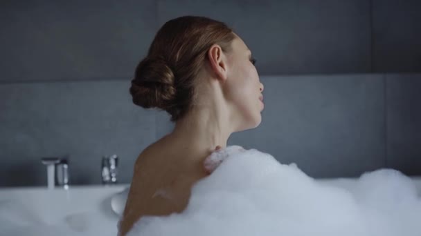 Mooie Jonge Vrouw Wassen Schouder Kijken Naar Camera Bubbelbad — Stockvideo