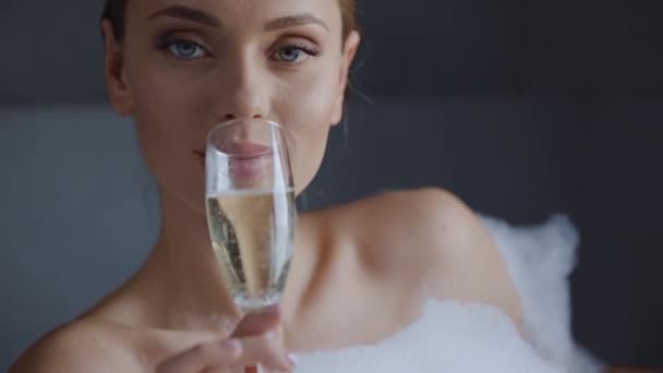 Aantrekkelijke Jonge Vrouw Drinken Champagne Bubbelbad — Stockvideo