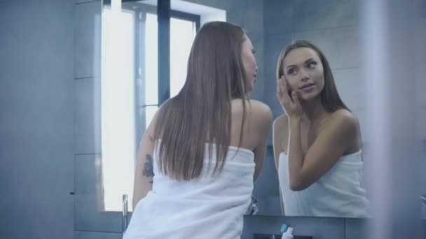 Bella Giovane Donna Asciugamano Bagno Guardando Specchio Bagno — Video Stock