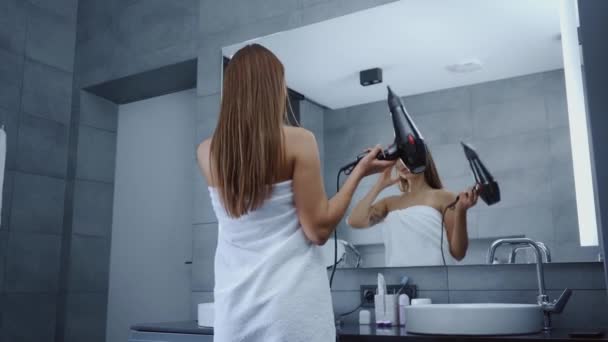 漂亮的年轻女子穿着浴巾晒干头发 在浴室里跳舞 — 图库视频影像