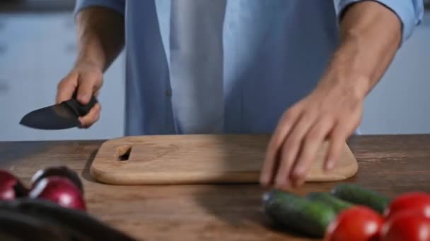 Selectieve Focus Van Mens Bij Het Snijden Van Verse Komkommer — Stockvideo