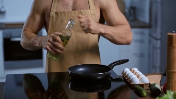 Vista Cortada Homem Sem Camisa Avental Fritando Ovo Galinha — Vídeo de Stock