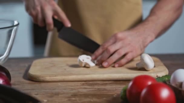 Man Die Champignons Snijdt Rookoven Opent — Stockvideo