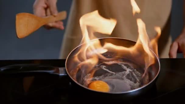 Pemandangan Manusia Menggoreng Telur Dengan Metode Flambe — Stok Video
