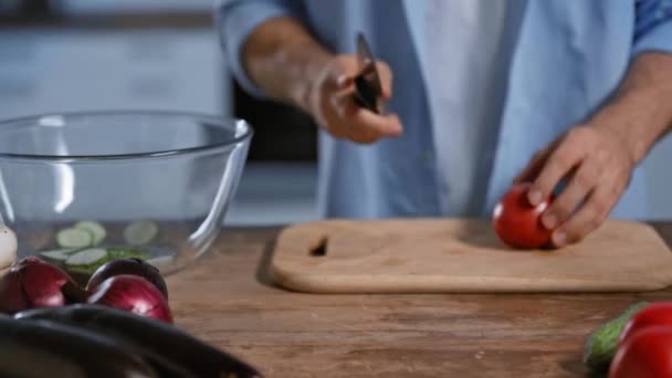 Beskärd Utsikt Över Människan Skära Tomat Nära Glasskål Aubergine Och — Stockvideo