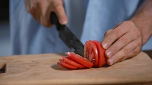 Gewas Uitzicht Mens Snijden Verse Tomaat Snijplank — Stockvideo