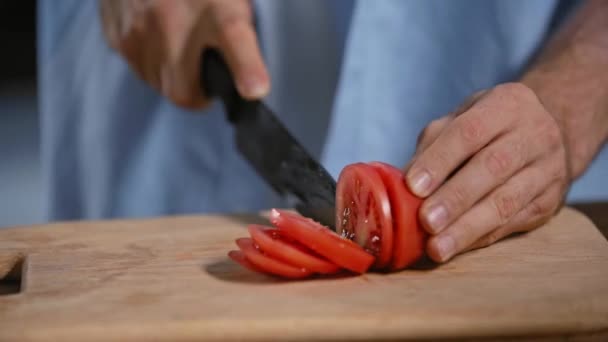 Vista Ritagliata Dell Uomo Che Taglia Pomodoro Fresco Sul Tagliere — Video Stock