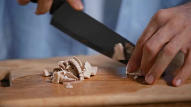 Przycięty Widok Człowieka Cięcia Champignons Desce Krojenia Kuchni — Wideo stockowe