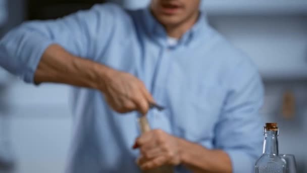 Vue Recadrée Homme Ouverture Bouteille Avec Vin Blanc Avec Tire — Video