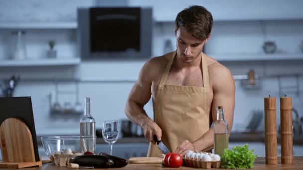 Ημίγυμνος Άντρας Ποδιά Μαγειρεύοντας Στην Κουζίνα Και Πίνοντας Λευκό Κρασί — Αρχείο Βίντεο