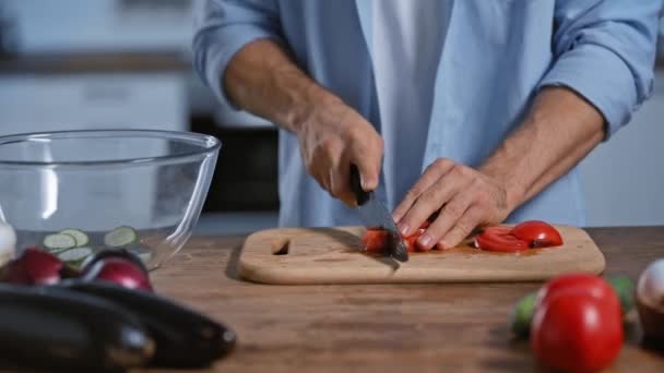 Vista Cortada Homem Cortando Tomates Perto Berinjelas Tigela Vidro — Vídeo de Stock