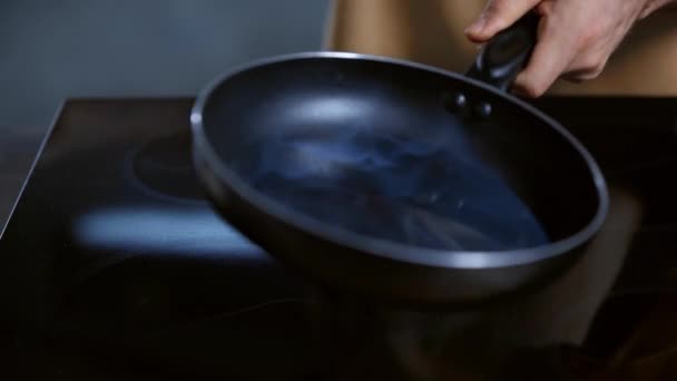 vue recadrée de l'homme mettant le feu à l'alcool dans la poêle 