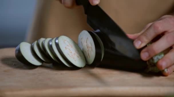 Vue Recadrée Homme Coupant Aubergine Fraîche Sur Planche Découper Bois — Video