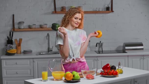 Leende Flicka Håller Paprika Medan Matlagning Sallad Köket — Stockvideo