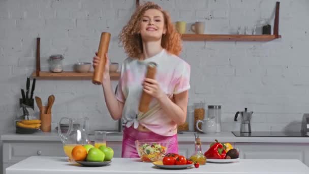 Menina Sorridente Com Pimenta Moinhos Sal Dançando Perto Salada Mesa — Vídeo de Stock